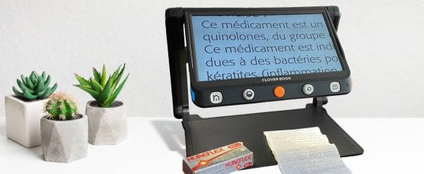 Notice de médicament lue avec le petit vidéoagrandisseur CLOVER BOOK