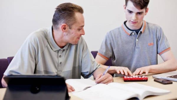 Etudiant avec un SMartBeetle connecté sur son ordinateur