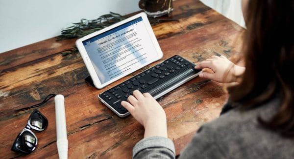 Plage Braille Qbraille XL sur un bureau en connexion sur une tablette