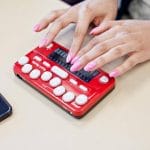 terminal Braille SmartBeetle utilisé sur un bureau