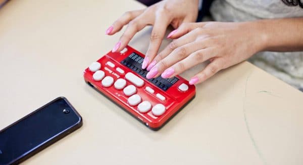 terminal Braille SmartBeetle utilisé sur un bureau