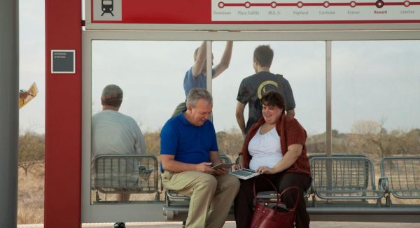 une femme utilisant le Braille Sense U2 en connexion avec une tablette