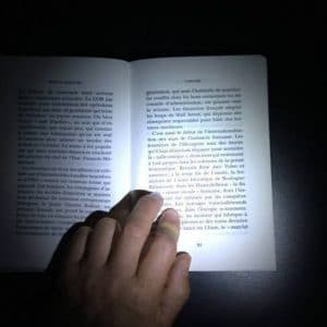 livre éclairé par le clip lumière pour lunettes