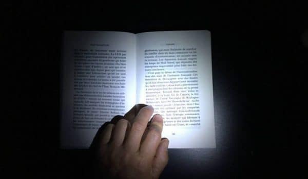 livre éclairé par le clip lumière pour lunettes