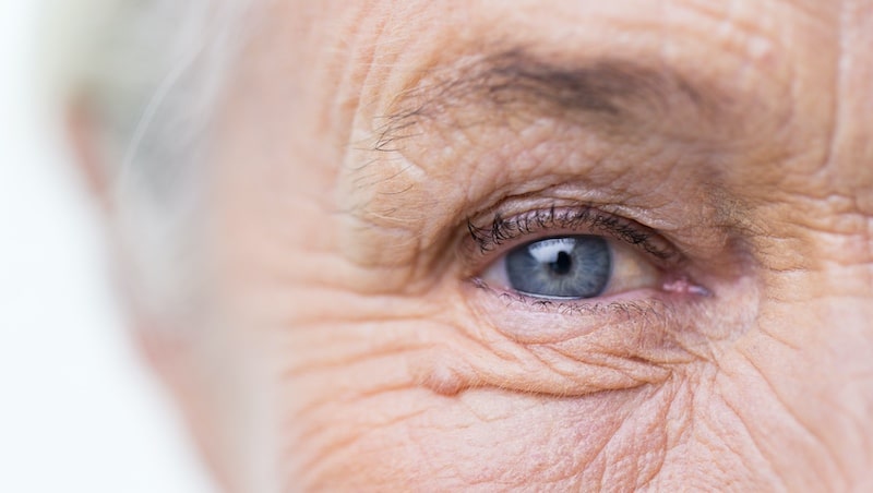 Gros plan d'un oeil d'une femme sénior