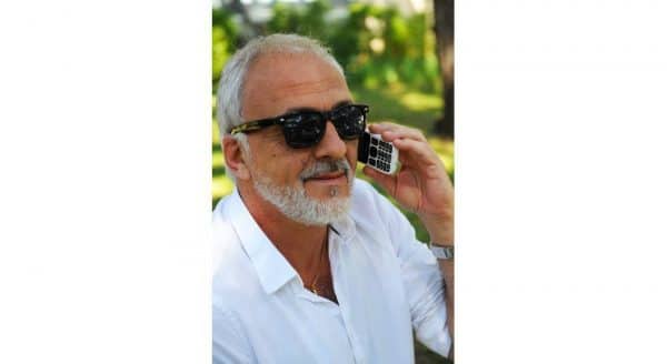 un homme avec le téléphone MiniVision à l'oreille