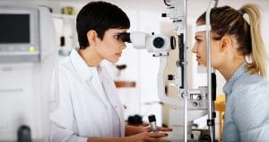examen de l'oeil chez l'ophtalmologiste