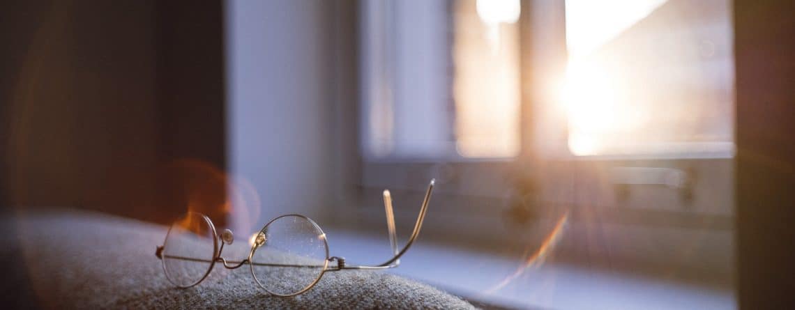 Lunette posée sur canapé