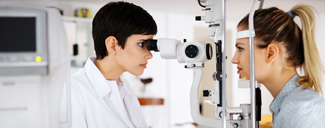 optométriste controlant la qualité de la vision