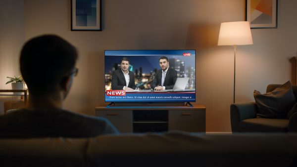 Lunettes max tv senior devant une télévision