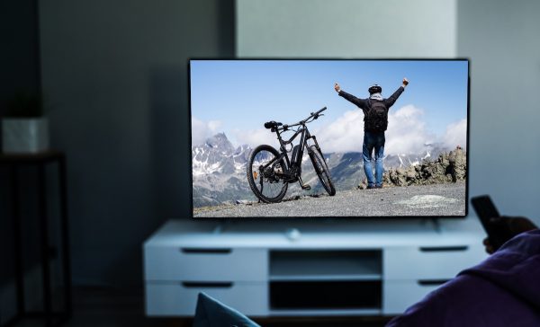 Grand écran télévision avec lunettes Max TV