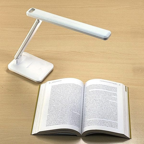 lampe de lecture rechargeable avec un livre