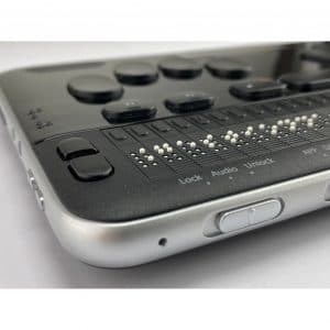 Gros plan des cellules Braille du BrailleSense 6