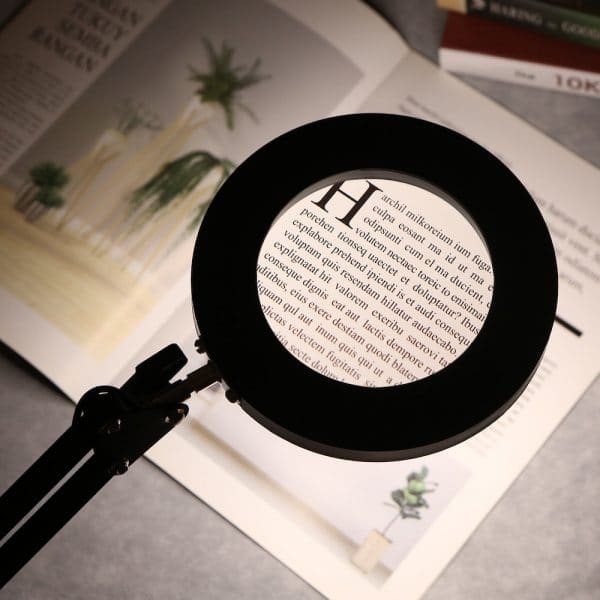 Lampe loupe architecte pour lecture en cas de faible DMLA