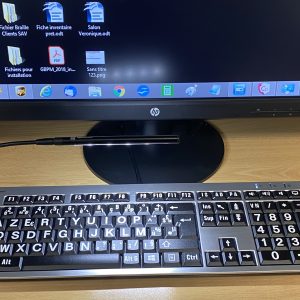 Le clavier XL Print , gros caractères, devant un écran Windows
