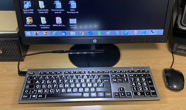 Le clavier XL Print , gros caractères, devant un écran Windows