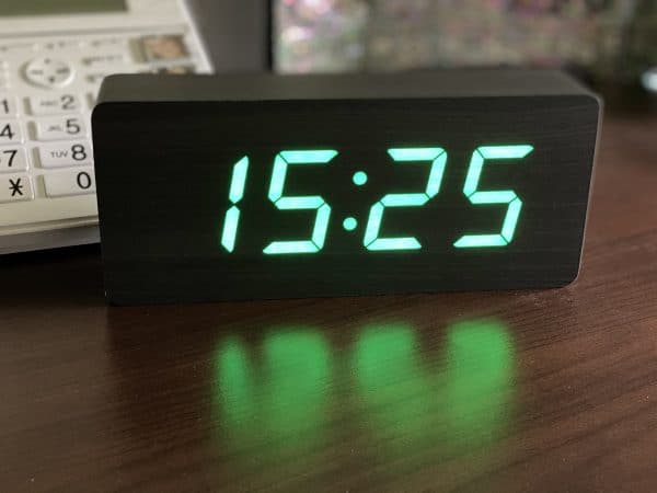 Horloge gros chiffres Vert sur fond bois noir