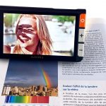 CLOVER6-CLOVER6 une loupe électronique avec image grossie sur l’écran-electronique-jeune-femme