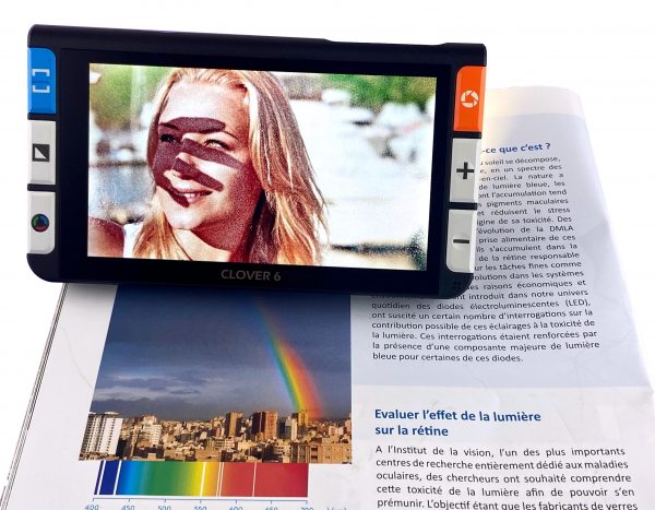 CLOVER6 une loupe électronique avec image grossie sur l'écran