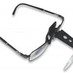loupe clip fixée sur une paire de lunette de vue