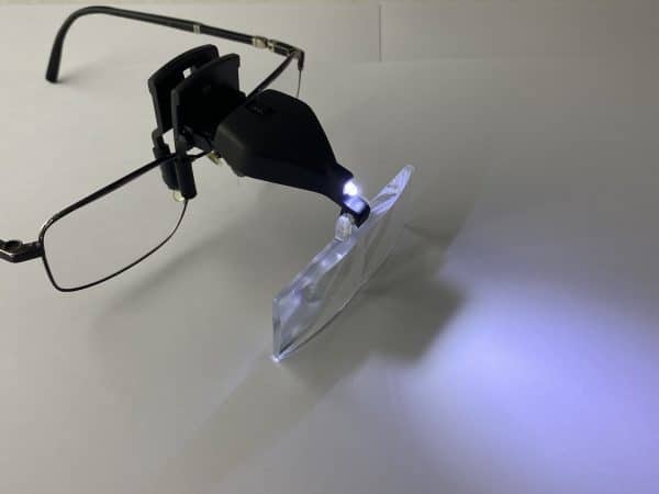 Lunettes de vue avec la Loupe clip pour lunettes à LED