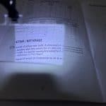 document éclairé par la Dessous de la Loupe clip pour lunettes à LED