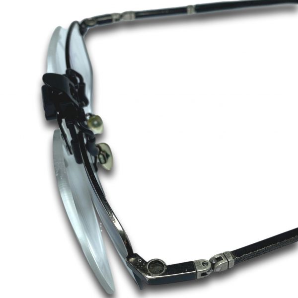 clip lunette loupe fixé sur une paire de lunettes de vue