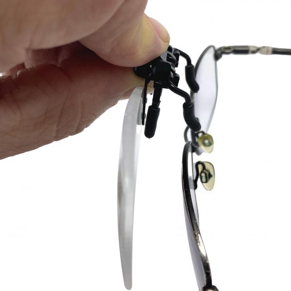 comment fixer le clip lunette loupe sur une paire de lunettes de vue