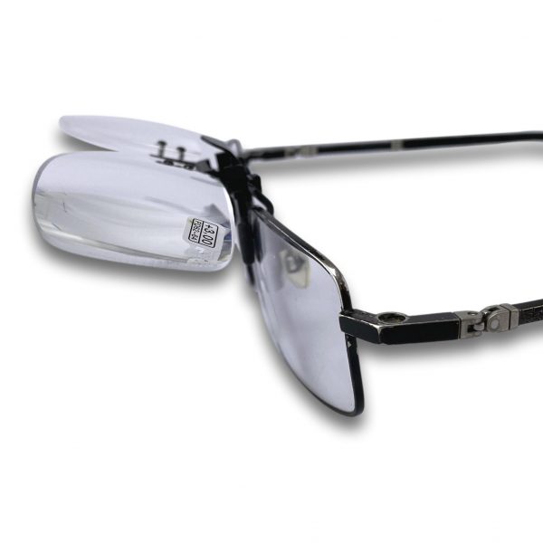 clip lunette loupe monté sur paire de lunette et relevé