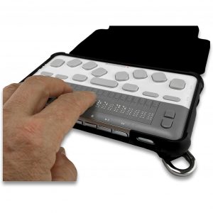 Une main lit le Braille du BrailleSense 6 mini