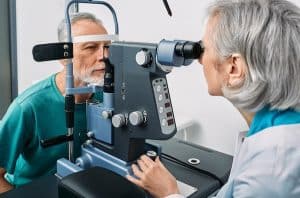 examen de l'oeil chez un opthalmologue