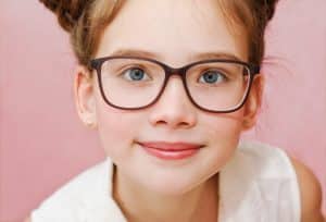 jeune fille avec lunette nystagmus