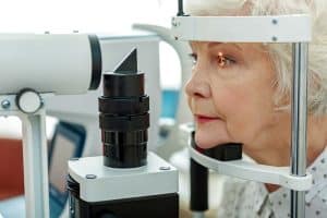 examen dépistage de la cataracte chez un ophtalmologue