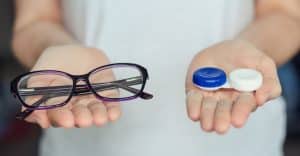 Une paire de lunettes et un etuit de lentilles de contact