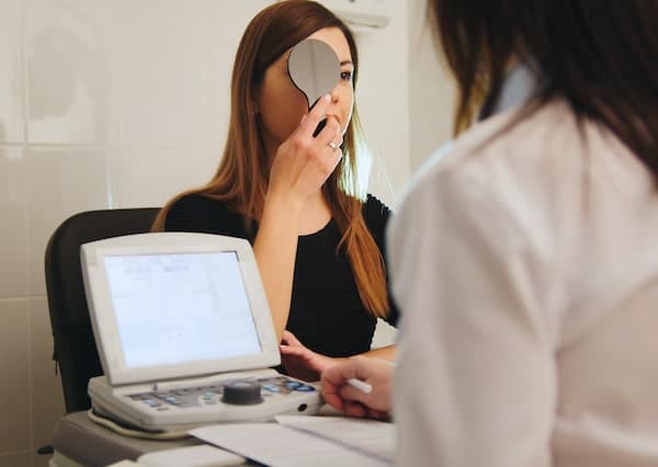 examen opthalmologiste pour l' astigmatisme