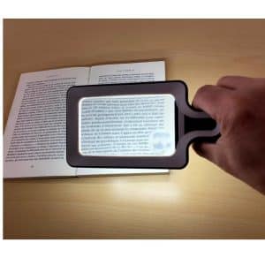 loupe de lecture à main rectangulaire éclairant un roman